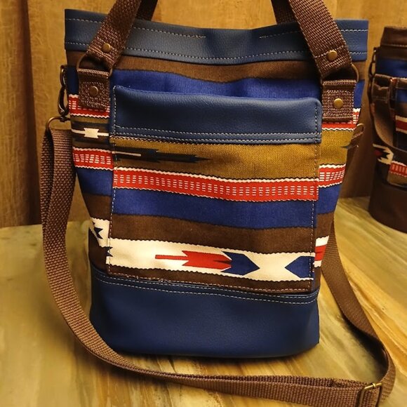 New Bucket Saddle Purse Crossbody Bag Southwestern Sarape Stripe Red White Blue - Picture 9 of 16